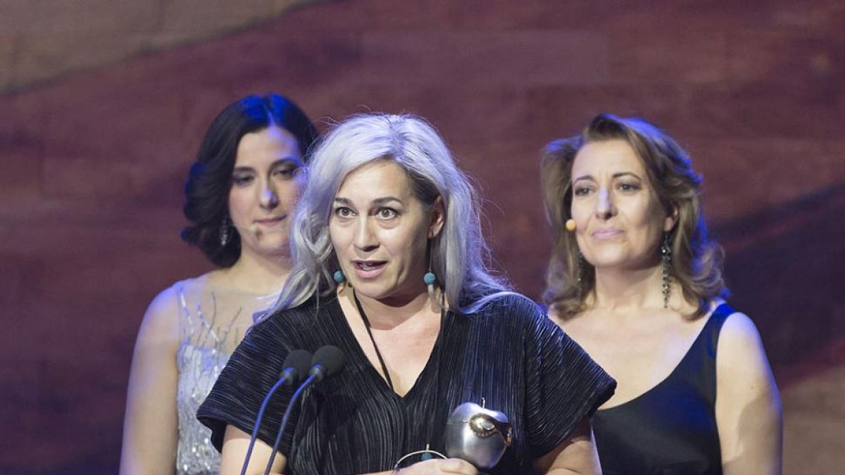 Elisa Sanz, en el momento de recoger su sexto Max la noche del lunes en el Circo Price de Madrid.-Enrique Cidoncha
