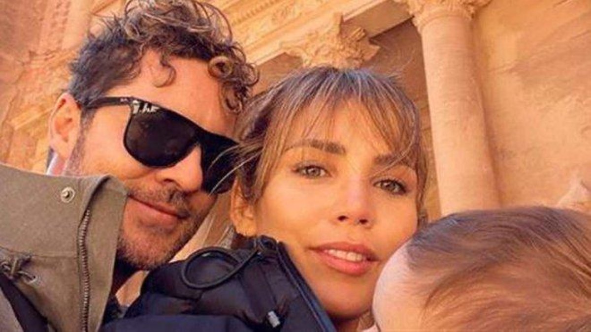 David Bisbal y Rosanna Zanetti, con su hijo Matteo en Jordania.-INSTAGRAM