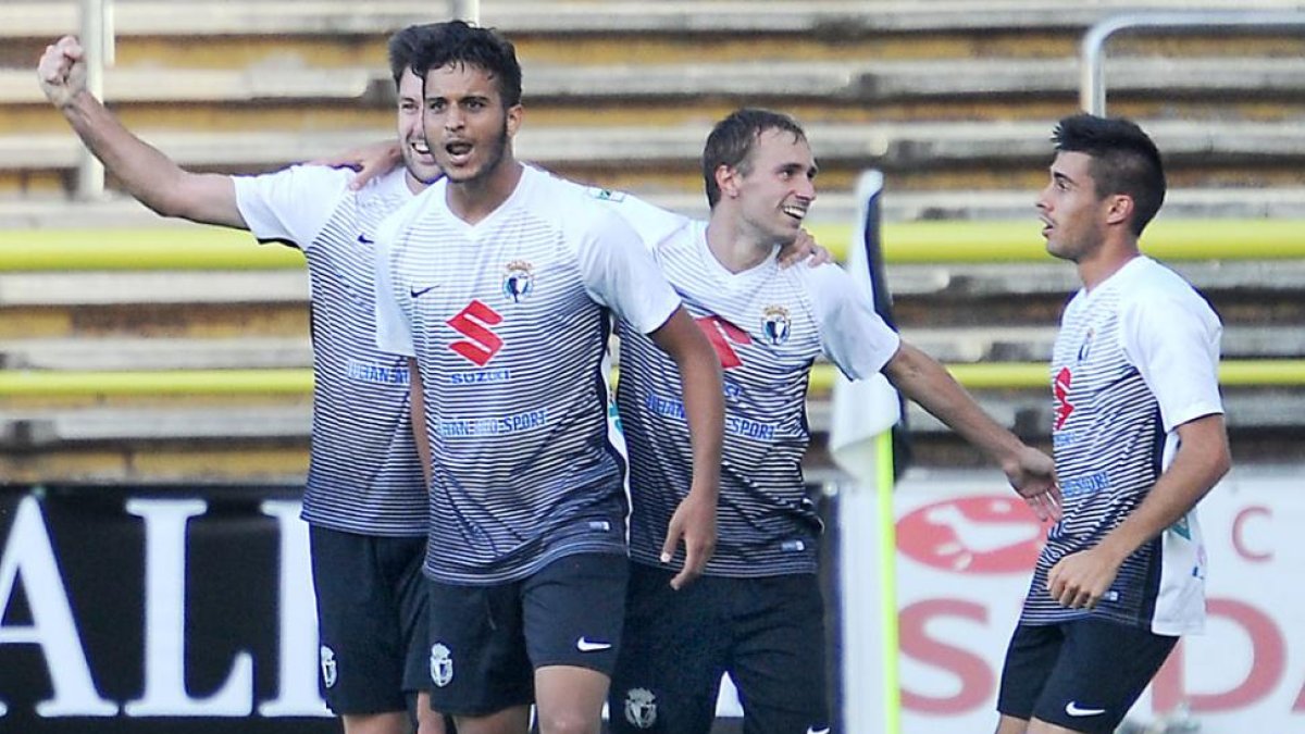 Youssef al Watani festeja con sus compañeros el tanto de la victoria frente a Osasuna B-Israel L. Murillo