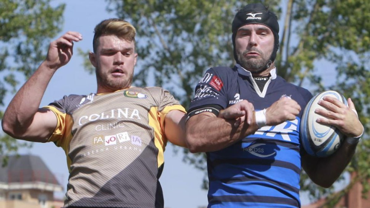 Wagenaar salta en una touche con un jugador del Bera Bera.-SANTI OTERO