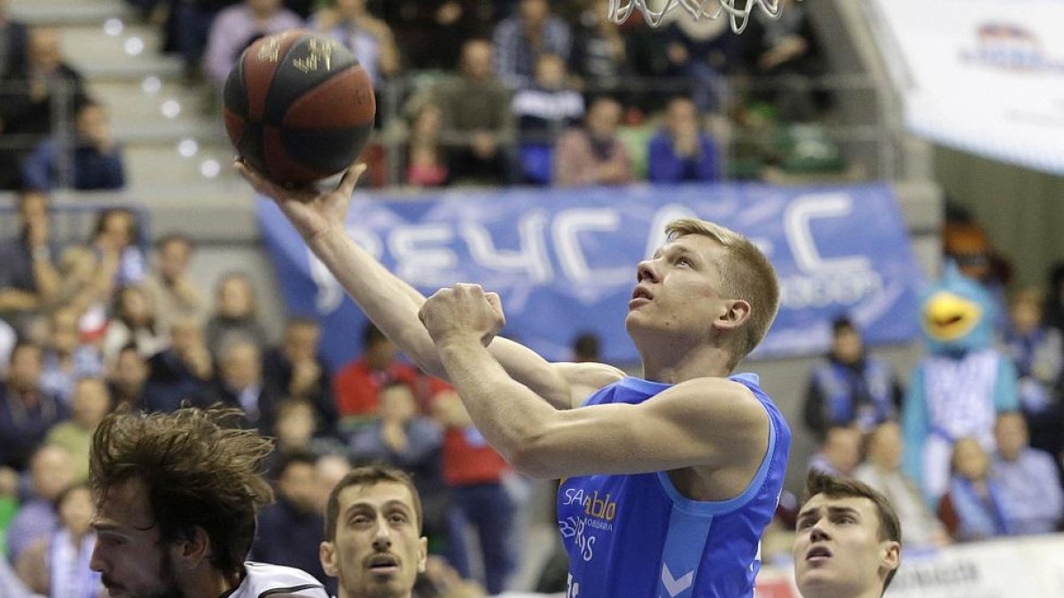 Jaramaz fuerza la penetración entre tres contrarios en un lance del partido frente al Joventut.-SANTI OTERO