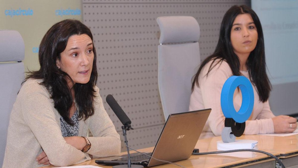 Laura Sebastián, a la izquierda, fue la encargada de presentar ante los medios la iniciativa.-ISRAEL L. MURILLO