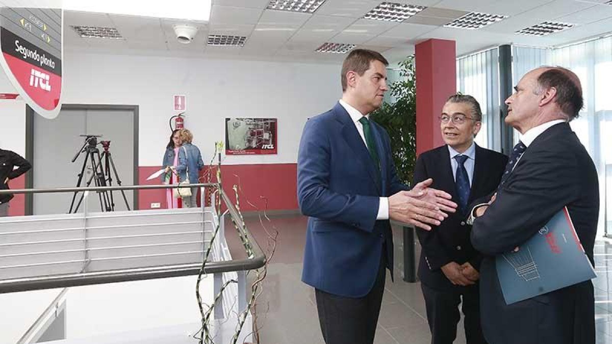 Ángel Ibáñez, ayer, en el ITCL, junto a Roberto Saiz y José María Vela, antes de clausurar la jornada.-RAÚL G. OCHOA