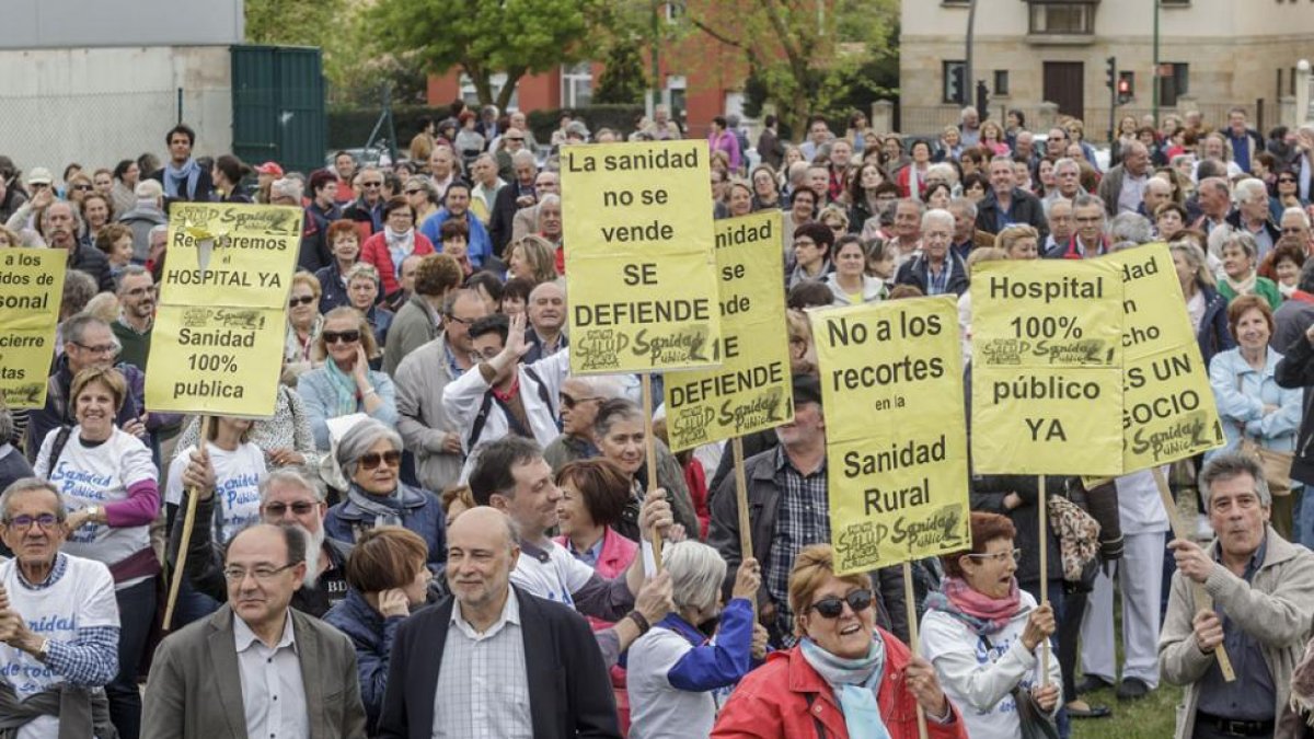 Cientos de personas se manifiestan frente al Hospital Universitario de Burgos.-SANTI OTERO