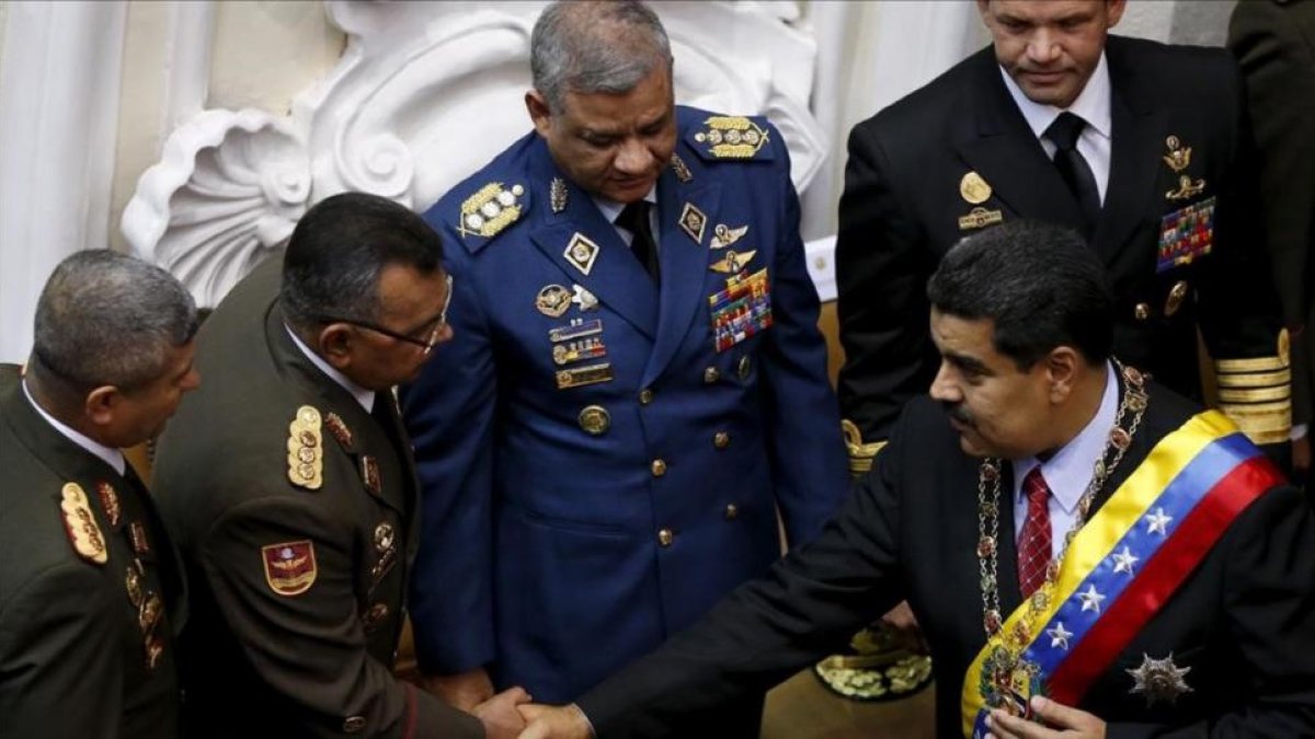 Maduro saluda al general Néstor Reverol en un acto oficial el pasado mes de enero.-REUTERS / CARLOS GARCÍA RAWLINS