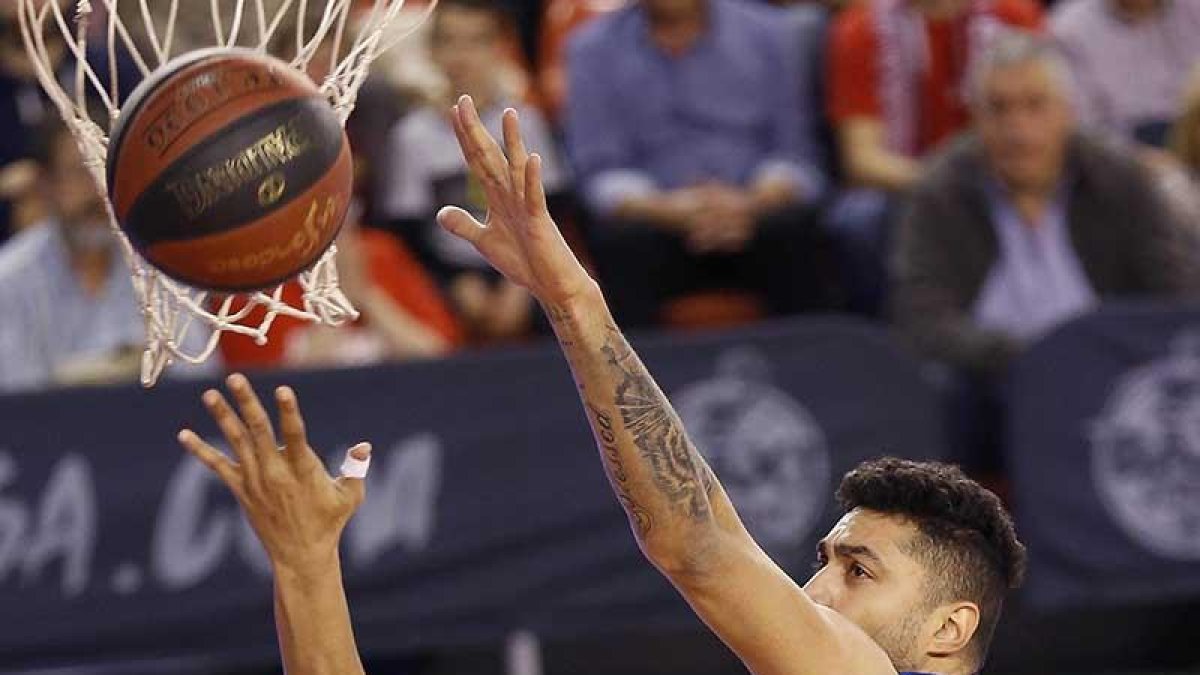 Lima intenta taponar a Fisher en un lance del partido de ayer.-ACB PHOTO / J. ALBERCH