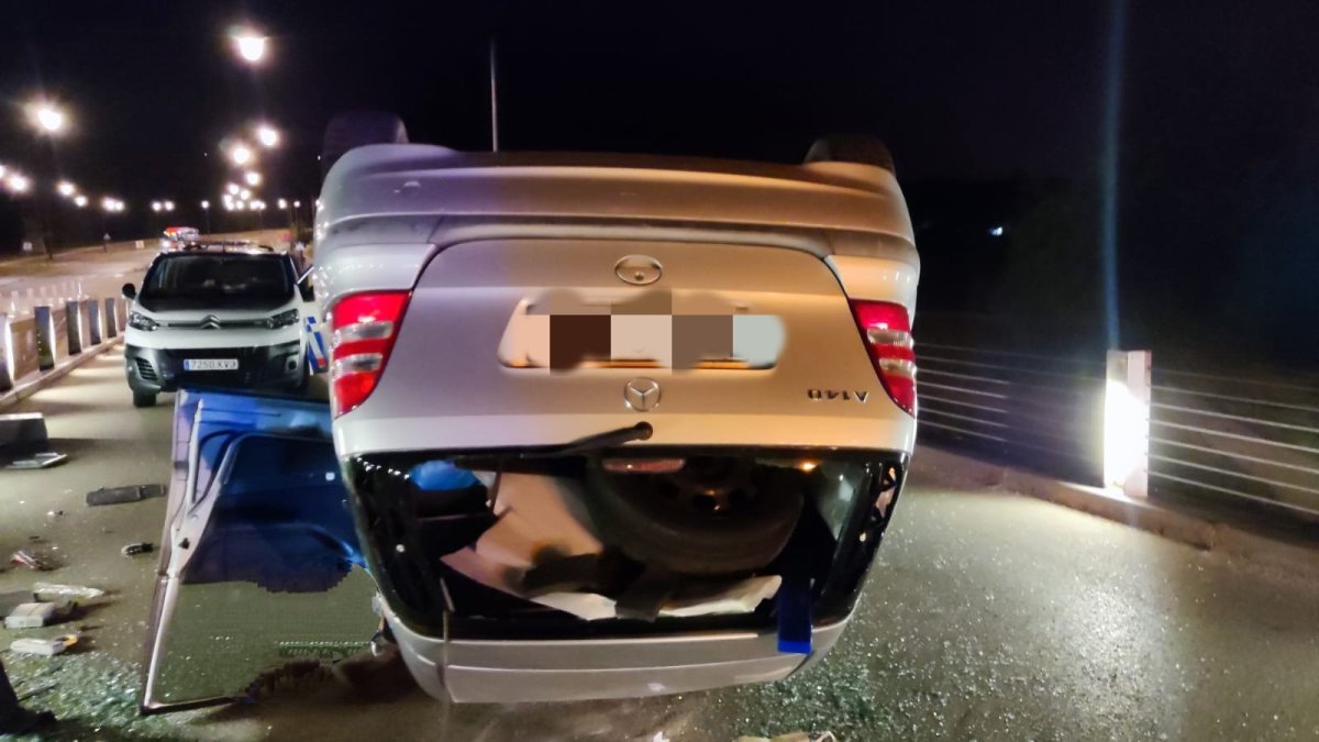 Imagen del vehículo volcado. POLICÍA LOCAL