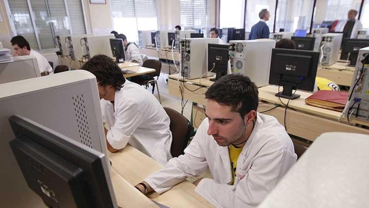 Alumnos en un clase de Formación Profesional.-RAÚL G. OCHOA