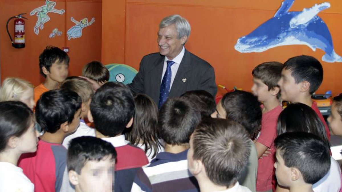 Bienvenido Nieto rodeado de niños de un colegio de Burgos, a los que dedicaba gran parte de sus esfuerzos como concejal.-Raúl G Ochoa