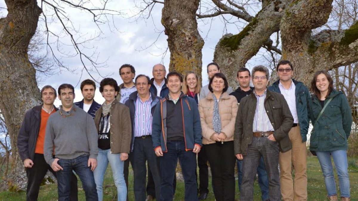 Jesús Lorenzo de la Fuente (centro) junto a sus compañeros de la Agrupación Municipal Independiente por Ibeas.-ECB
