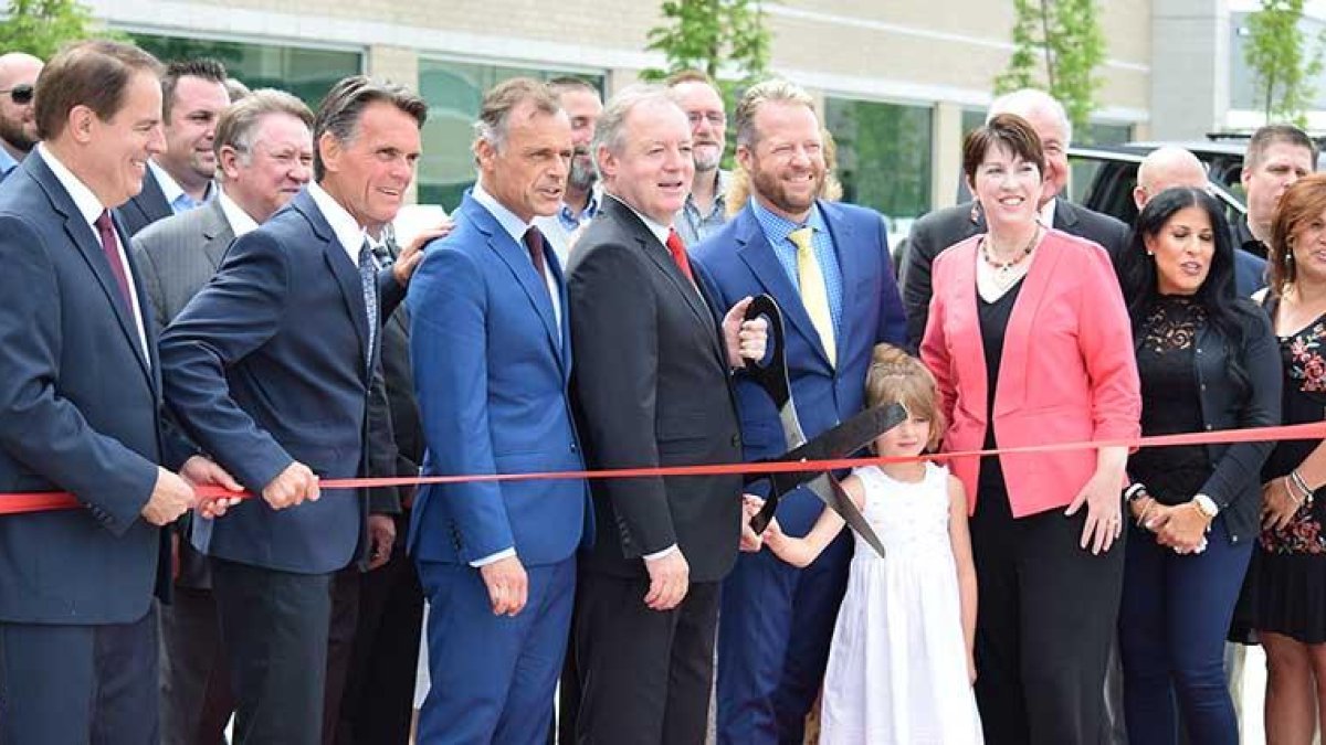 Ernesto Antolin, (centro), durante la ceremonia de inauguración de la planta de Shelby.-ECB