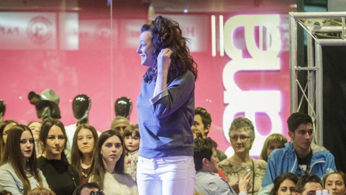 Una de las modelos durante el desfile en la pasarela solidaria.-RAÚL G. OCHOA