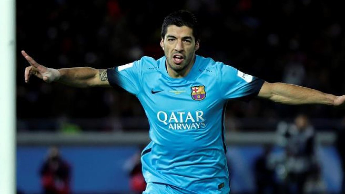 El delantero uruguayo del FC Barcelona Luis Suárez celebra su gol durante la semifinal del Mundial de Clubes-