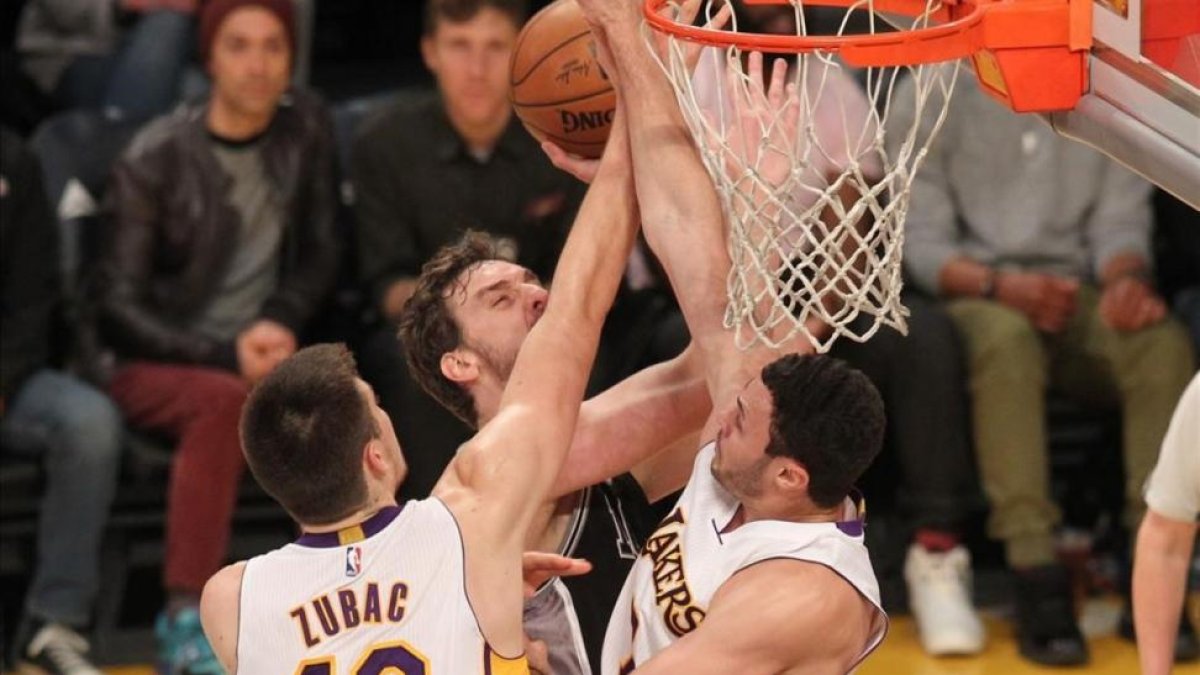Pau Gasol busca la canasta en el partido ante los Lakers.-EFE