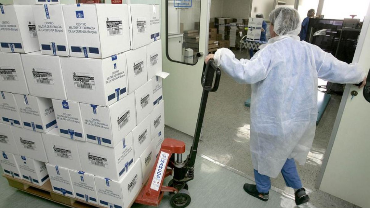 Imagen de archivo del Centro Militar de Farmacia de Burgos a pleno rendimiento en la producción de comprimidos, su anterior cometido.-SANTI OTERO