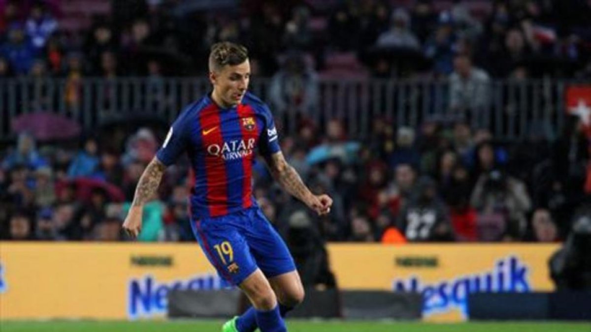 Digne en un partido reciente con el Barça-