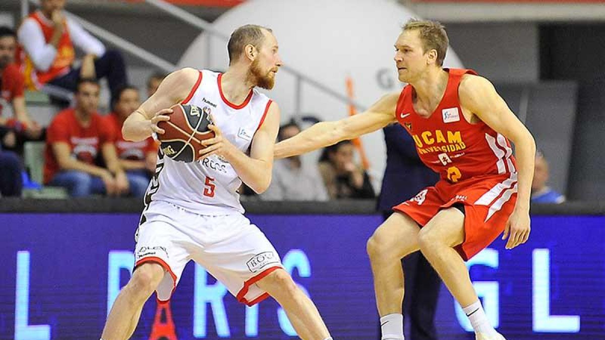 Schreiner protege el balón anteel jugador del UCAM Murcia.-ACB PHOTO / J. BERNAL