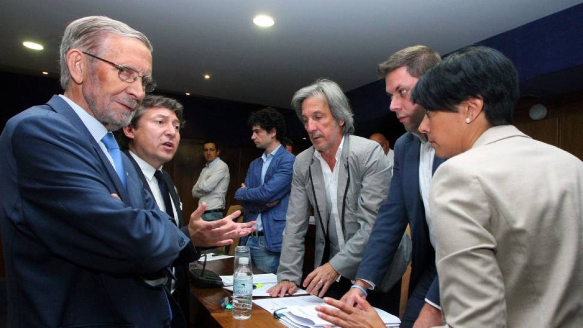 (I a D): El portavoz del PRB, Tarsicio Carballo; el portavoz de USE-Bierzo, Samuel Folgueral; el concejal de Deportes, Roberto Mendo; el concejal de Urbanismo y Fomento, Tulio García; el portavoz de CpB, Pedro Muñoz; el concejal del grupo de CpB, Iván Alo-Ical
