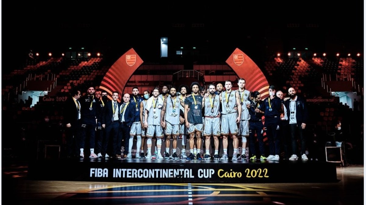 La plantilla del Hereda San Pablo posa tras recoger su medalla de subcampeón. FIBA