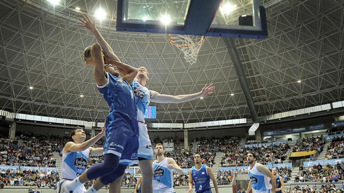 Un lance del choque del pasado curso ante Obradoiro en el Coliseum-Israel L. Murillo