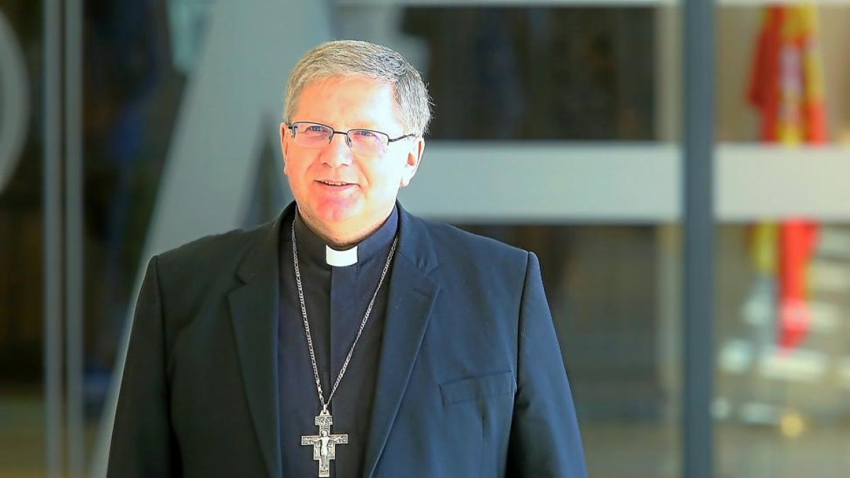 El obispo de Astorga, Juan Antonio Menéndez, ayer, en su comparecencia para explicar la postura de la Iglesia.-ICAL