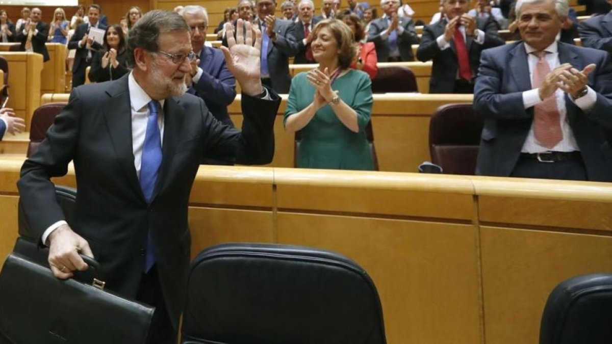 Rajoy llega a la sesión de control en el Senado, el martes 23 de mayo.-EFE / JAVIER LIZÓN