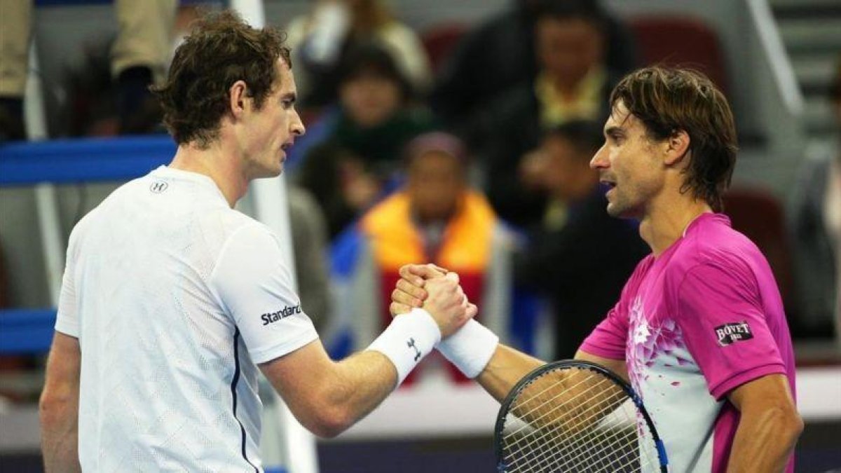 David Ferrer (derecha) felicita a Andy Murray tras la victoria del escocés en las semifinales del Abierto de China.-EFE / WU HONG