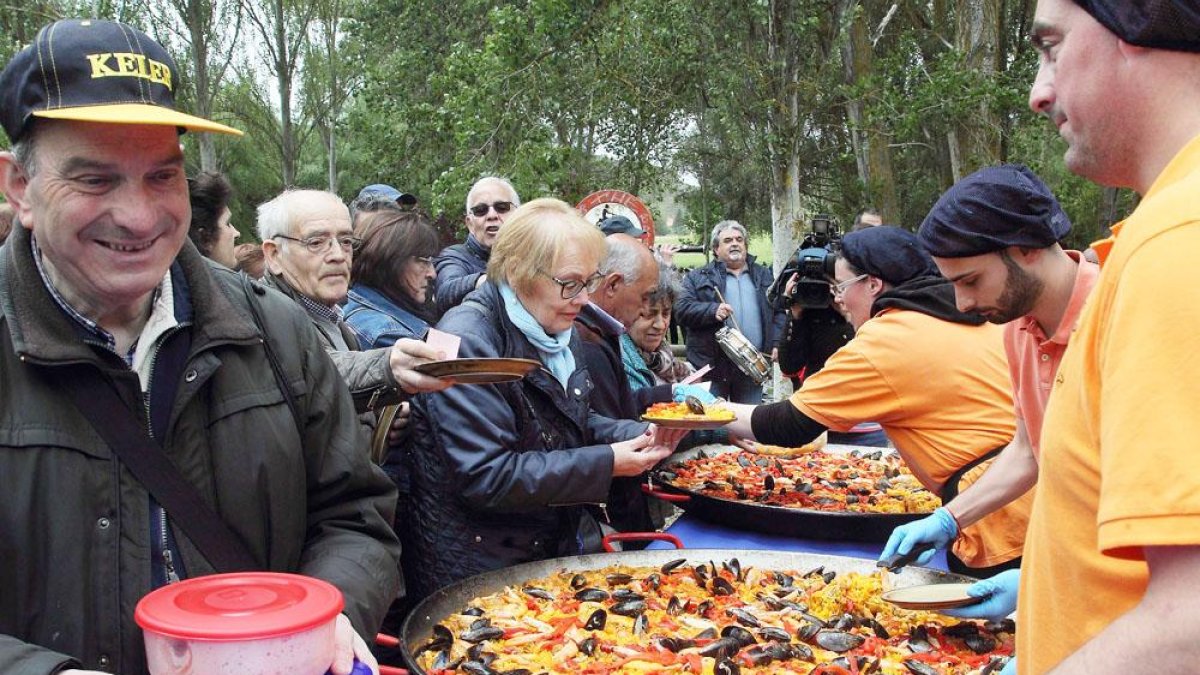 Junto al azar, el ‘culo’ y la ‘carne’ como ingredientes de la cita, se suma la paella que se reparte entre el público.-G. G.