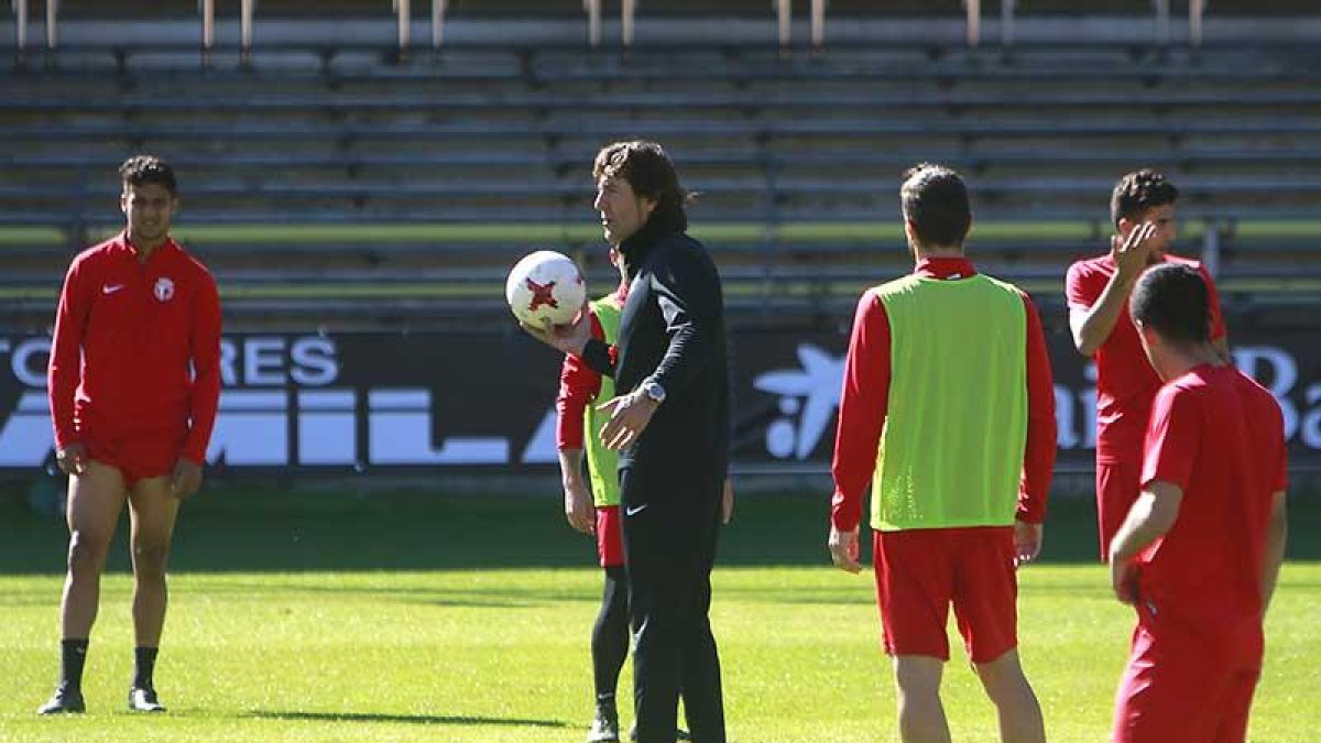Patxi Salinas dirige un entrenamiento del Burgos CF en El Plantío-Raúl G. Ochoa