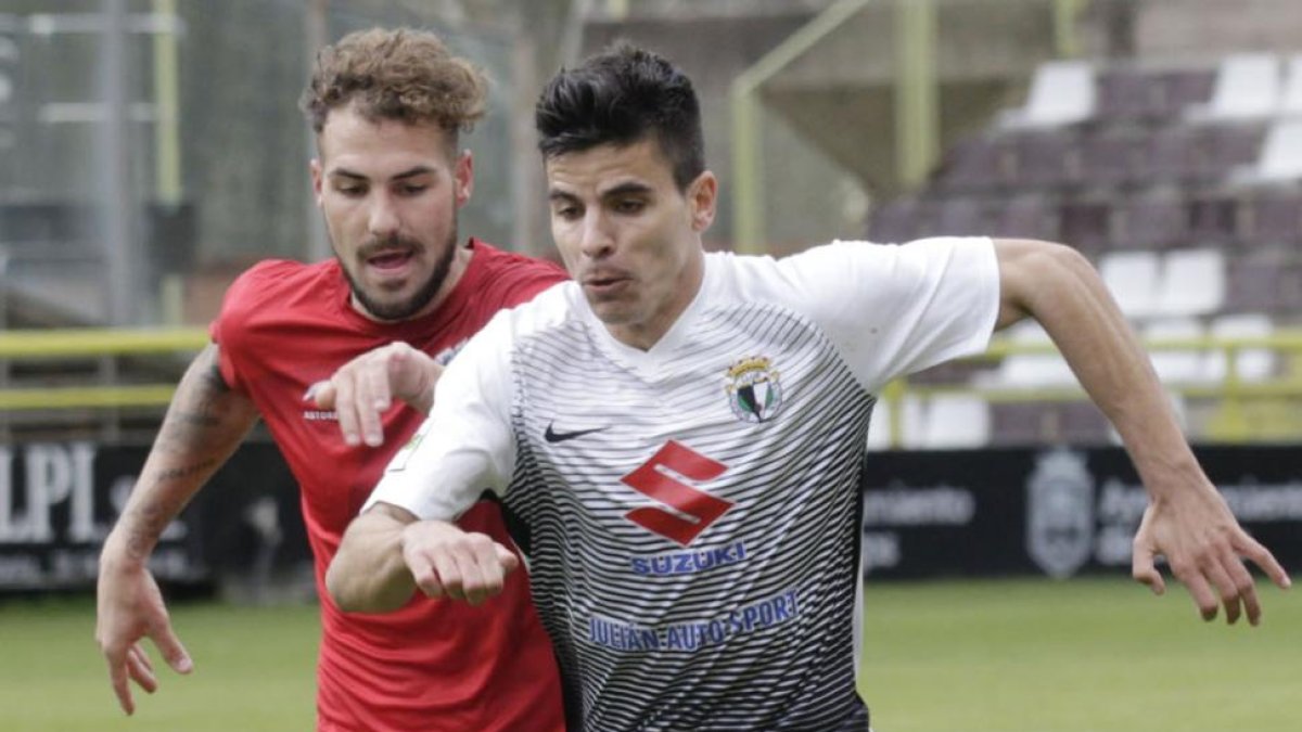 Javi Cantero en acción en el choque frente al Izarra-Santi Otero