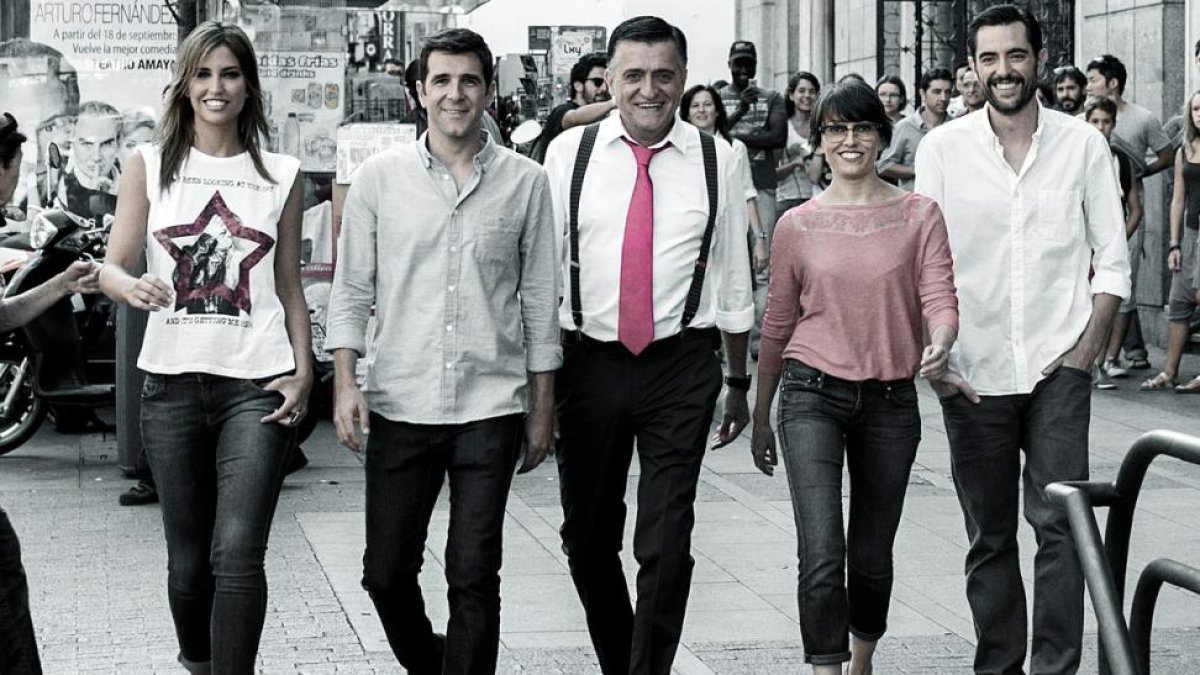 El equipo del programa de La Sexta 'El intermedio', con Wyoming en el centro, en una foto promocional del popular informatívo satírico.-