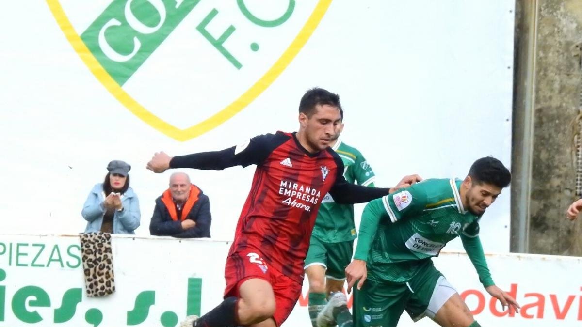 Lance del partido disputado ayer en O Vao.-TWITTER / @CORUXOFCOFICIA