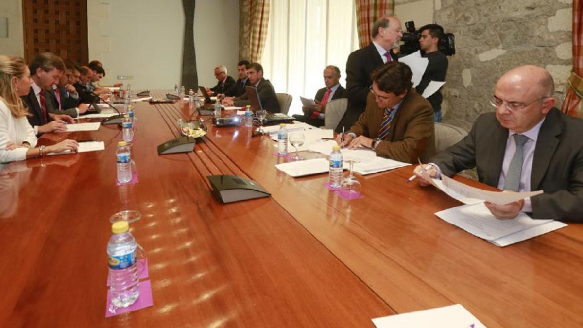 El consejo rector del Consorcio del Desvío lo componen como accionistas el Ayuntamiento, representado por varios de sus concejales, y las cajas de ahorro -o sus bancos herederos-.-R. OCHOA
