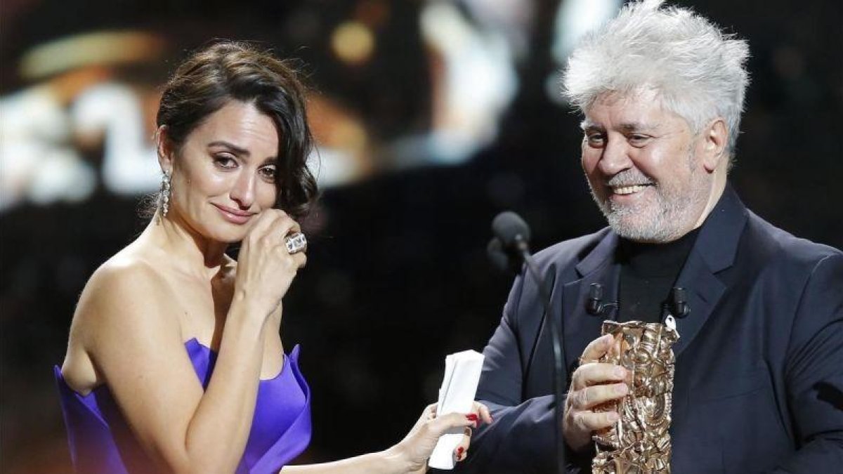 Penélope Cruz llora al recibir el César de Honor del cine francés de manos de Almodóvar, este viernes.-AP / MICHEL EULER