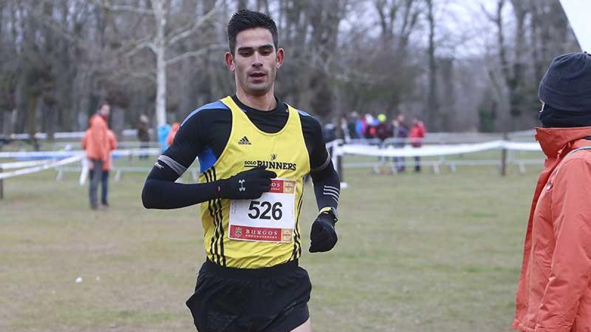 Óscar Cavia (Solurunners) atraviesa victorioso la línea de meta del XXTrofeo Félix Hernando-Raúl G. Ochoa