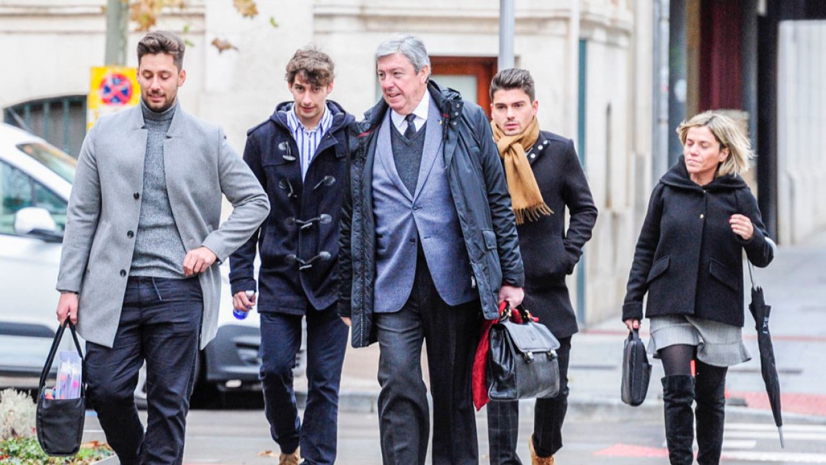 Víctor Rodríguez 'Viti', Carlos Cuadrado 'Lucho' y Raúl Calvo junto a los abogados Rafael Uriarte y Olga Navarro, de camino a la Audiencia Provincial. / ISRAEL L. MURILLO
