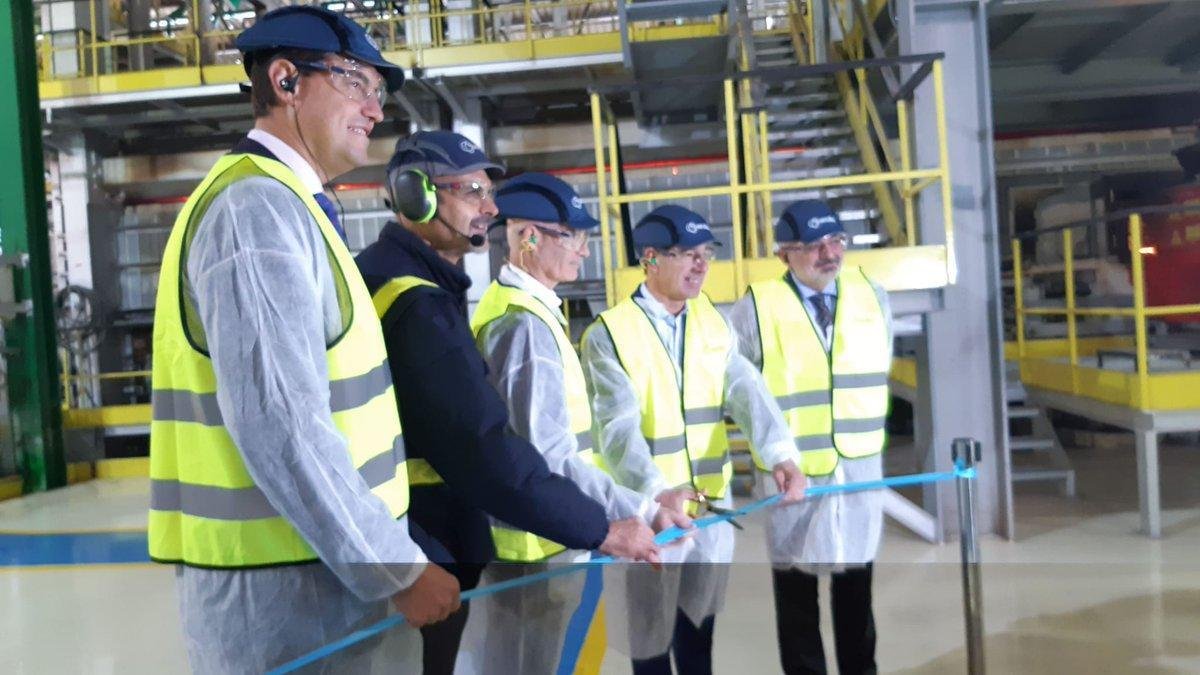 Ángel Ibáñez (izquierda), esta mañana, en la inauguración del nuevo horno de Verallia.-ECB