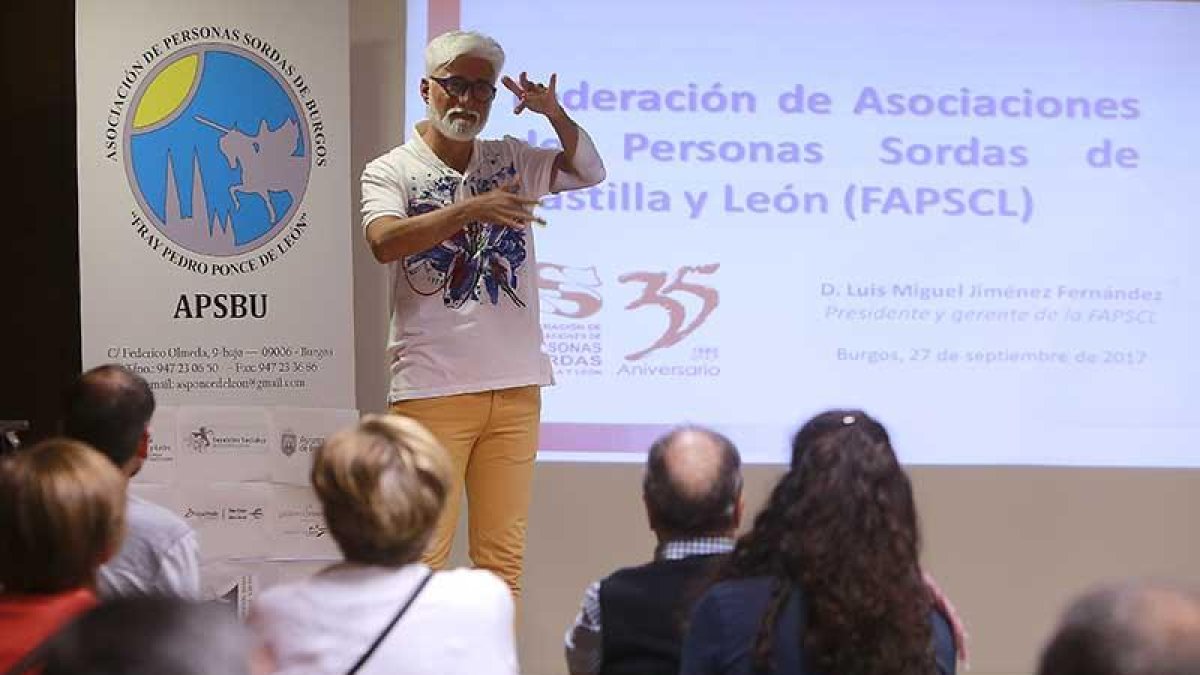 El presidente de la Federación de Asociaciones de Personas Sordas de Castilla y León, Luis Miguel Jiménez.-RAÚL OCHOA