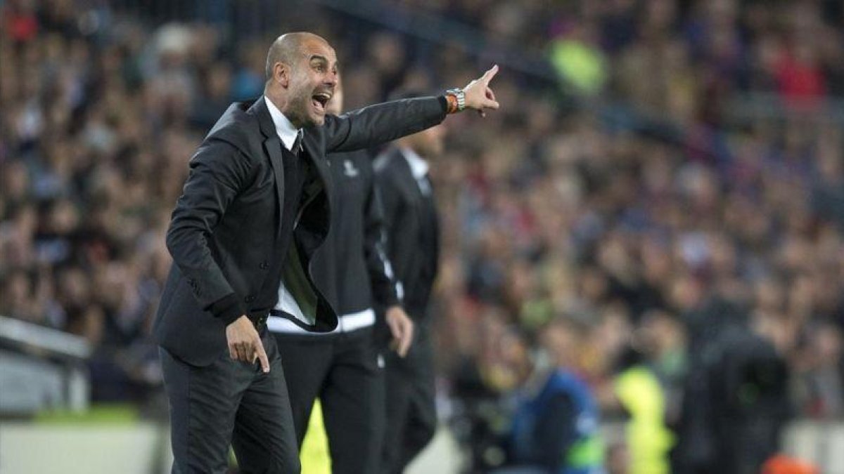 Guardiola da instrucciones a sus jugadores durante el partido del miércoles en el Camp Nou.-JORDI COTRINA