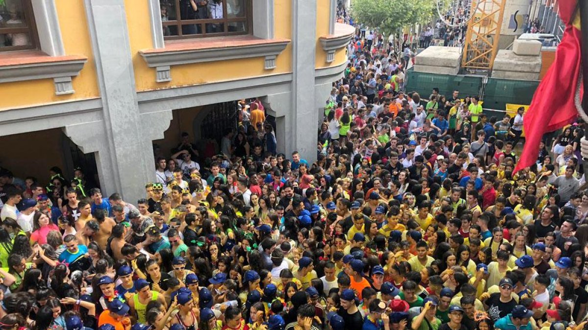 Miles de personas acudieron a la popular cita con el cañonazo de apertura de las fiestas arandinas.-ECB