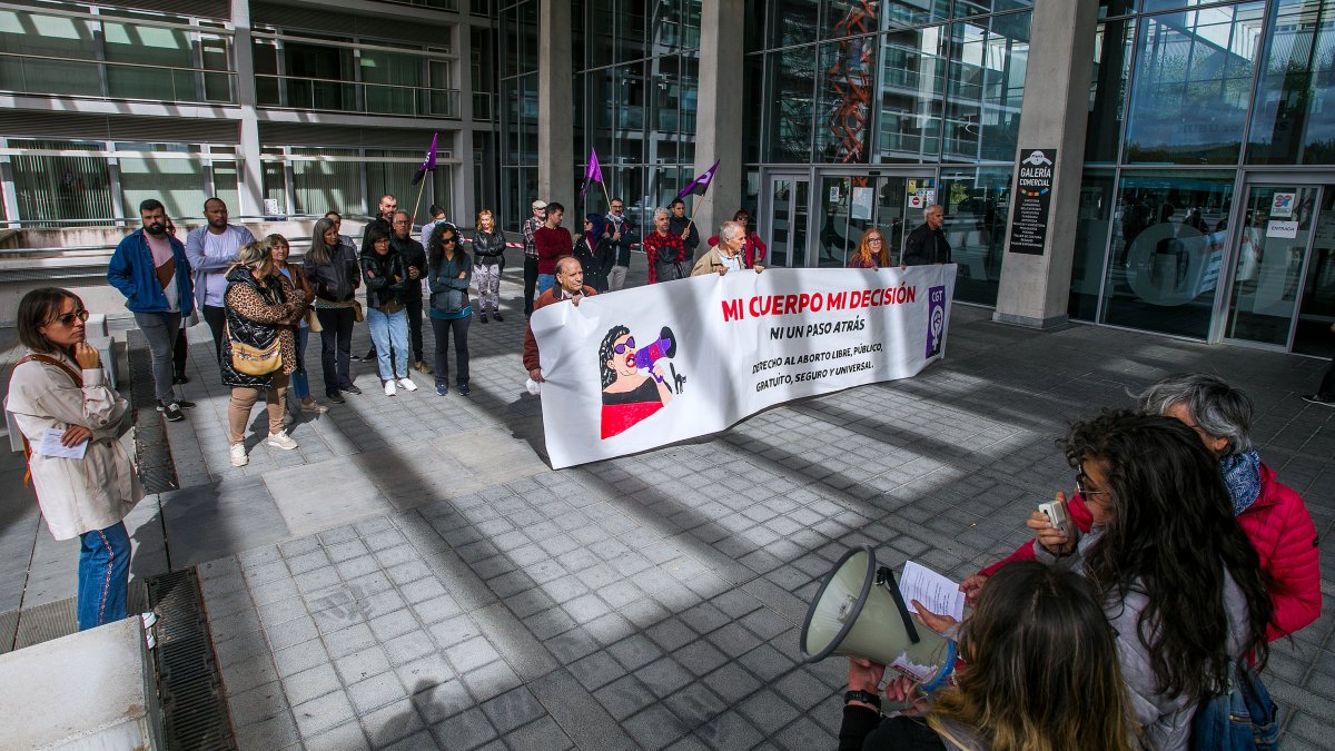 Concentración de CGT para exigir el derecho del aborto se pueda ejercer en el HUBU. TOMÁS ALONSO