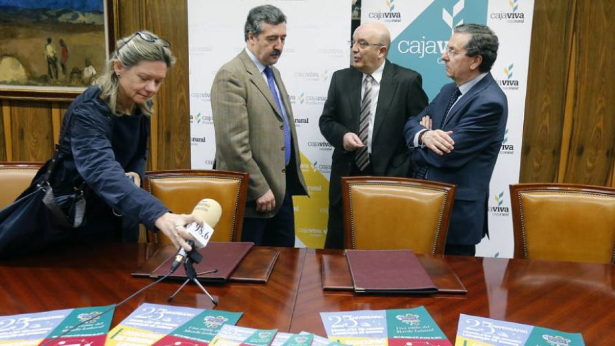Responsables de Relaciones Laborales y de la Fundación Caja Rural conversan antes de la presentación de las actividades.-SANTI OTERO