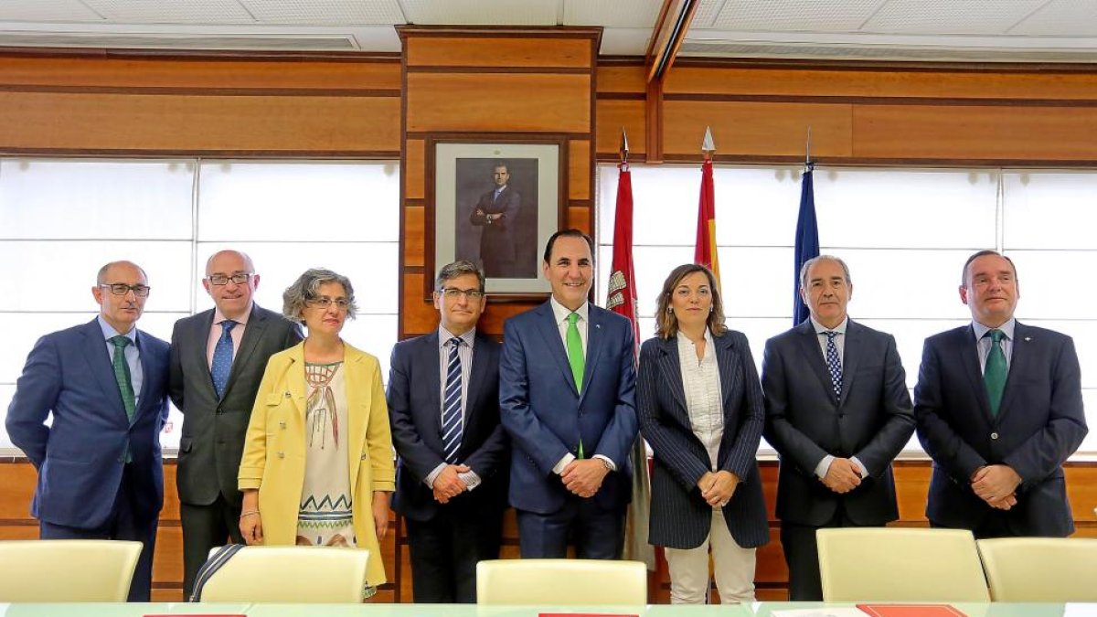 La consejera de Agricultura, Milagros Marcos, en la firma del convenio con Iberaval y las cajas rurales para ayudar al sector primario.-ICAL