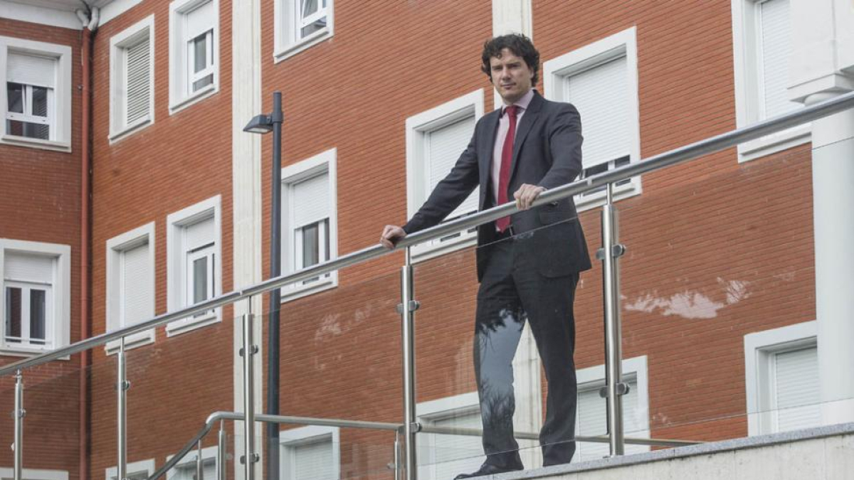 Imagen de archivo de Juan Francisco Seco, director gerente del San Juan de Dios, en la entrada del centro.