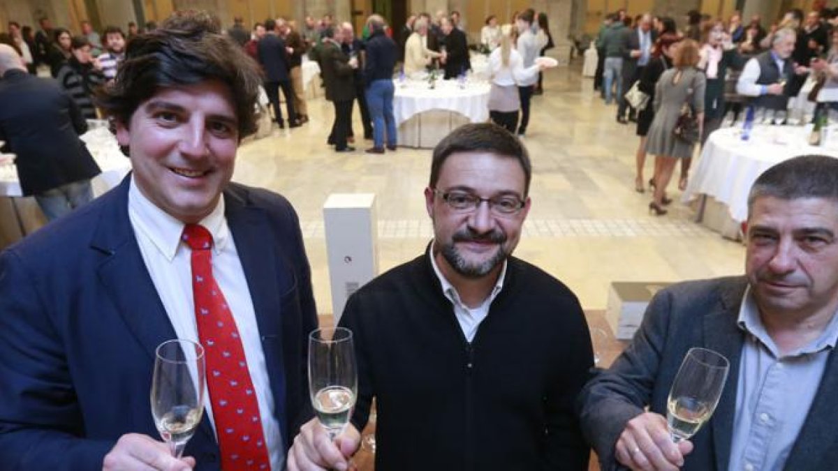 David Sebastián, distribuidor de la marca para Burgos, el enólogo de Juvé & Camps, Antoni Cantós, y el distribuidor de los cavas para la zona norte, Iñaki Izaguirre, en la cata de ayer.-RAÚL OCHOA