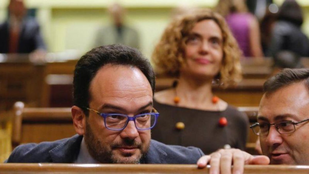 El portavoz parlamentario del PSOE, Antonio Hernando, con la catalana Meritxell Batet al fondo, este jueves.-JUAN MANUEL PRATS