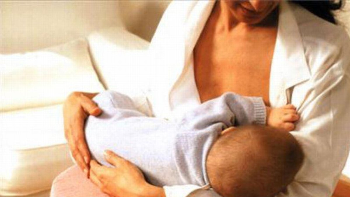 Un bebé con su madre.-