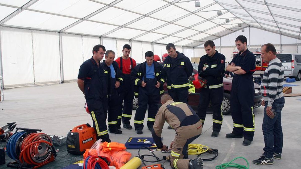 Uno de los profesionales muestra el funcionamiento de las herramientas.-M. A.