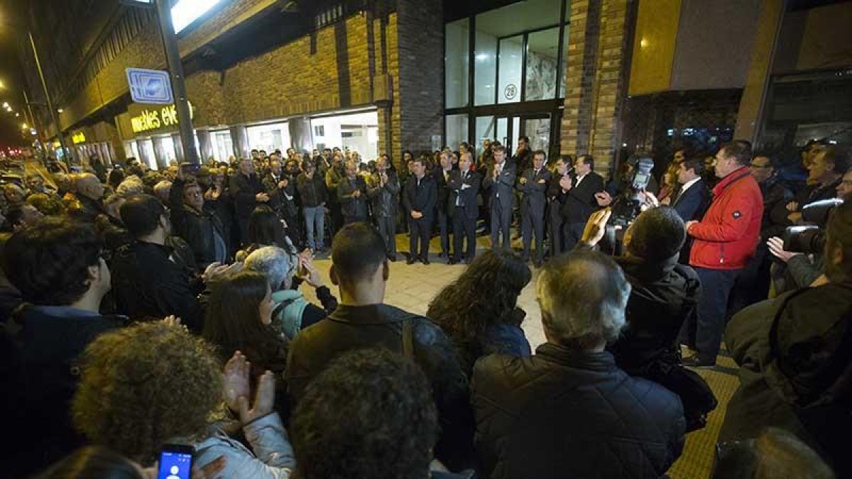 Imagen de la concentración a las piuertas de El Mundo-El Correo de Burgos-RAÚL G. OCHOA