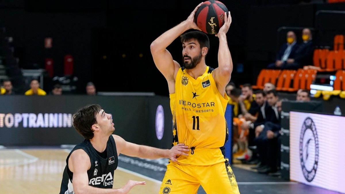 Dani Díez busca línea de pase. ACB PHOTO